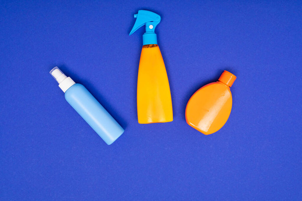 πλαστικά μπουκάλια μπλε φόντο - Φωτογραφία, εικόνα