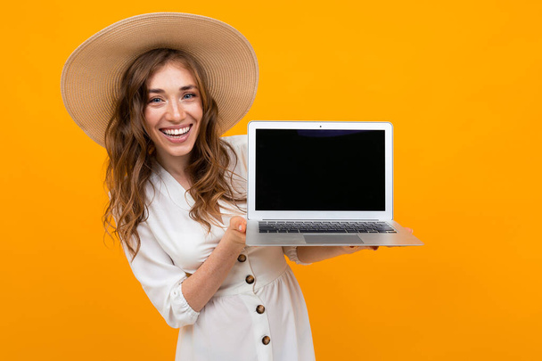 young woman with laptop   - Foto, imagen