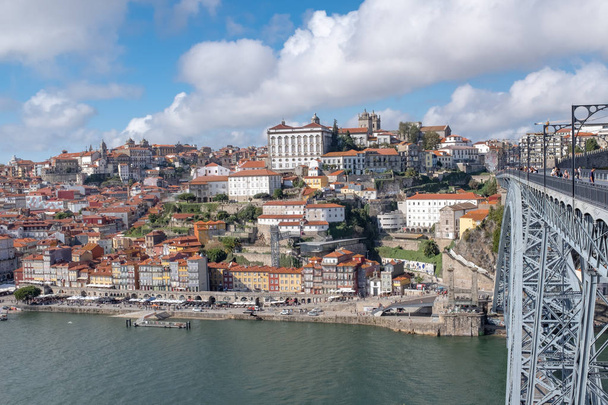 Näkymä Porton historialliseen kaupunkiin Douro-joen yli Ponte Luizin vieressä, silta
 - Valokuva, kuva