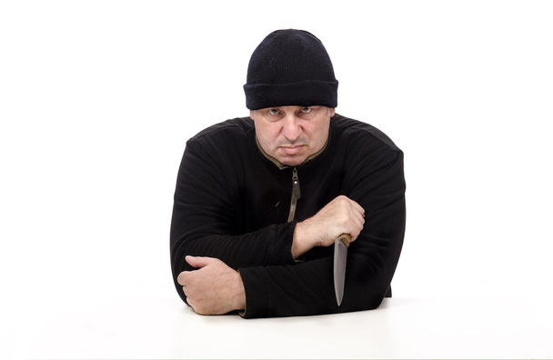 Gangster in schwarzer Kleidung droht mit großem Messer - Foto, Bild