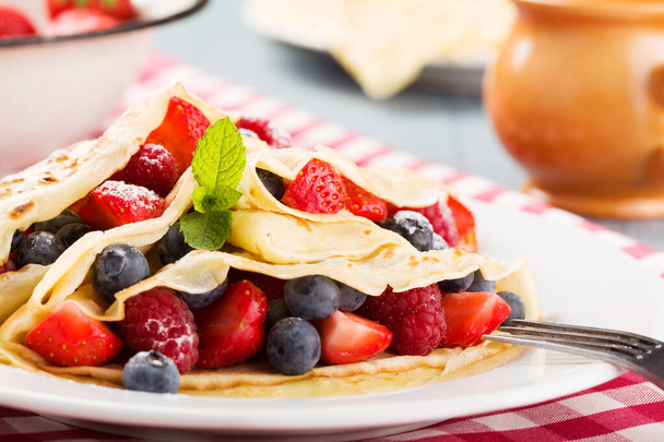 Delicious pancakes with raspberries, blueberries and strawberrie - Foto, Bild