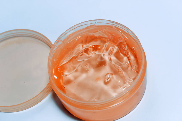 Crema gel cosmético en un recipiente de plástico
 - Foto, imagen