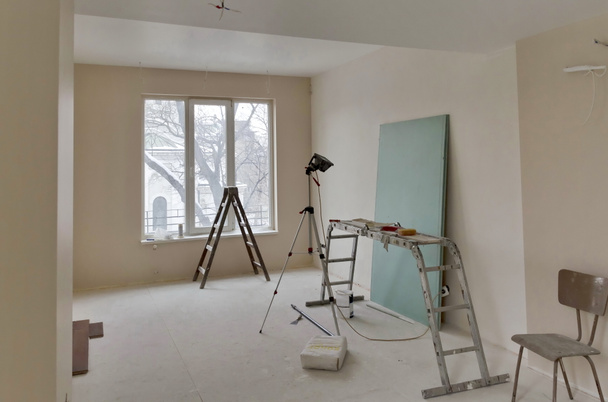 Ανακαίνιση δωματίου με κάποια διαθέσιμα εργαλεία ζωγραφικής, Σόφια, Βουλγαρία  - Φωτογραφία, εικόνα