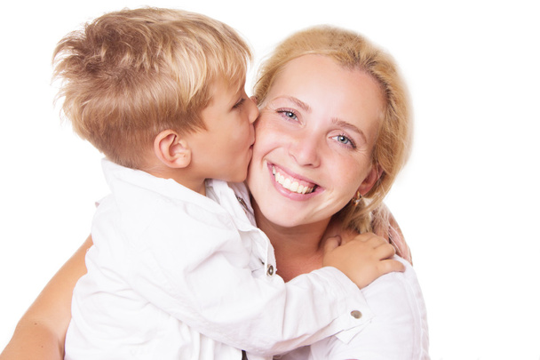 Щасливі мати і син цілуються
 - Фото, зображення