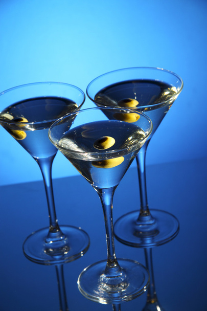 Martini szkła z oliwek wewnątrz - Zdjęcie, obraz