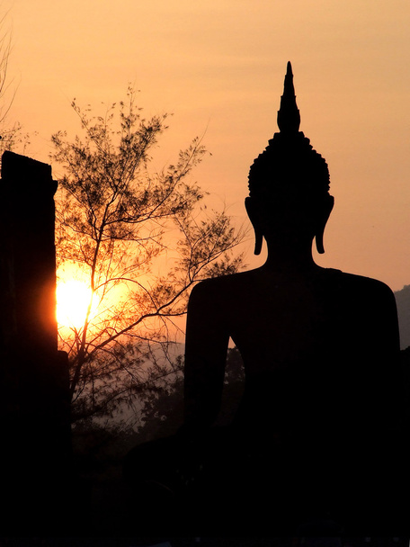 Grande estátua de buddha no pôr-do-sol tailândia
 - Foto, Imagem