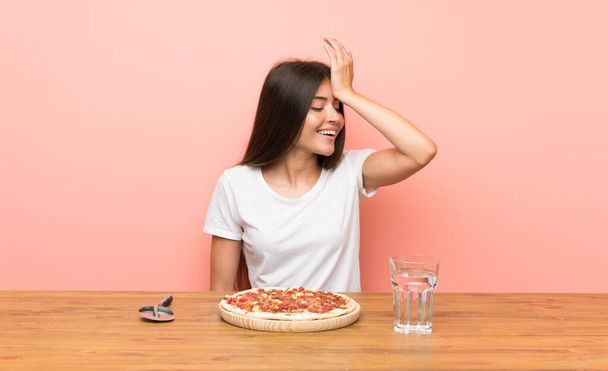 Pizzalı genç kadın bir şeyin farkına vardı ve çözüme niyetlendi. - Fotoğraf, Görsel