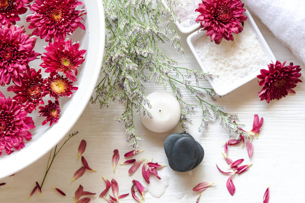 Tay Spa Tedaviler aroma terapi tuz ve şeker scrub ve dinlenmek için mum ile kırmızı çiçek ile kaya masajı. Tayland. Sağlıklı Konsept. kopyalama alanı - Fotoğraf, Görsel