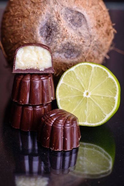 Assortiment van fijne chocolade snoepjes, witte, donkere, en melk chocolade snoepjes achtergrond. Kopieerruimte - Foto, afbeelding