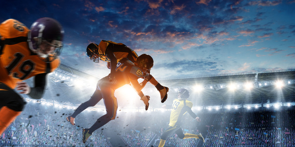 Американские футболисты борются за мяч. Смешанные медиа
 - Фото, изображение