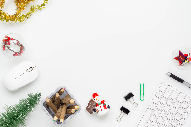 Frohe Weihnachten und einen guten Rutsch ins neue Jahr Büroarbeitsplätze Desktop Co - Foto, Bild