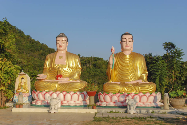 Vietnam, Nha Trang 'daki Dao Tapınağı' nda oturan Buda 'nın altın heykelleri.  - Fotoğraf, Görsel