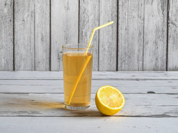 Bebida de chá fermentada orgânica Kombucha com limão
 - Foto, Imagem