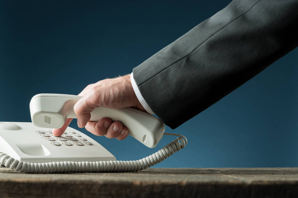 Mão de um empresário segurando telefone telefone telefone discagem nu
 - Foto, Imagem