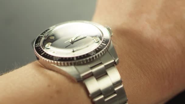 Detailní mužská ruka s mechanickými hodinkami. Makro náramkové hodinky na mužské ruce. - Záběry, video