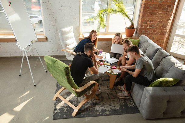 Group of young caucasian office workers have creative meeting to discuss new ideas - Foto, Bild