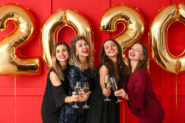Mooie jonge vrouwen drinken champagne op kerstfeest - Foto, afbeelding
