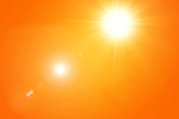 Sol brillante con destellos de lente en el cielo naranja de verano
 - Foto, imagen