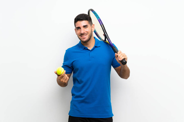 Izole beyaz duvar üzerinde Yakışıklı genç tenisçi adam  - Fotoğraf, Görsel