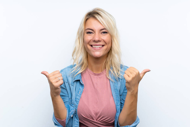 Mladá blondýna žena přes izolované bílé pozadí s palci nahoru gesto a úsměv - Fotografie, Obrázek