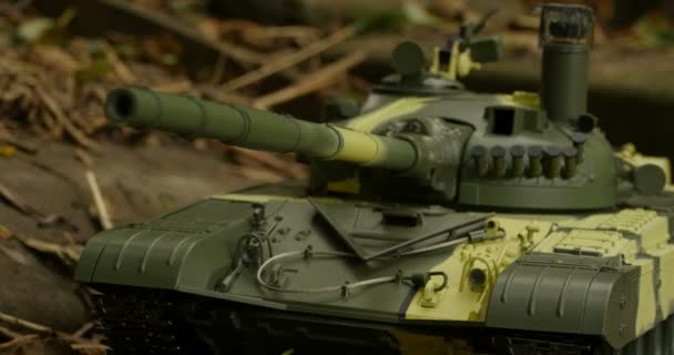serbatoio camouflage verde T-72 vista frontale, telecamera in movimento vicino a
 - Filmati, video