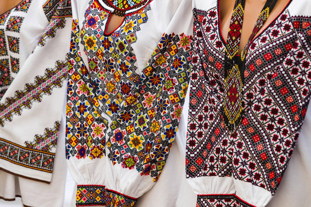 traditionelle ukrainische Kleidung bestickt mit farbigen Frauen in Männerhemden besticktes Hemd. - Foto, Bild