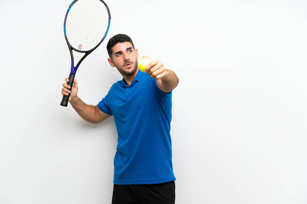 Beau jeune joueur de tennis homme sur mur blanc isolé
  - Photo, image