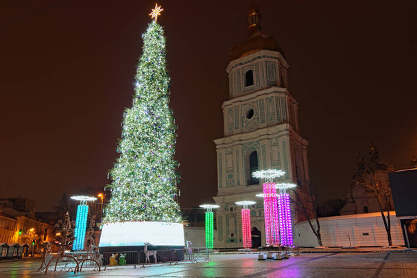 Όμορφη θέα ευρεία γωνία του δέντρου της Πρωτοχρονιάς στην πλατεία Σοφία στο Κίεβο, Ουκρανία. Ο πύργος του καθεδρικού ναού της Αγίας Σοφίας στο βάθος. Νωρίς το χειμώνα - Φωτογραφία, εικόνα