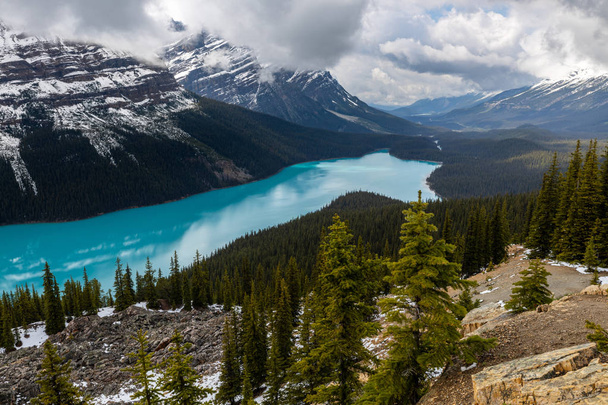 Lake Peyto in den felsigen Bergen des Banff-Nationalparks in Kanada - Foto, Bild