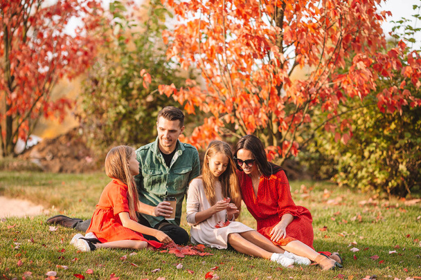 Портрет щасливої сім'ї чотирьох в осінній день
 - Фото, зображення
