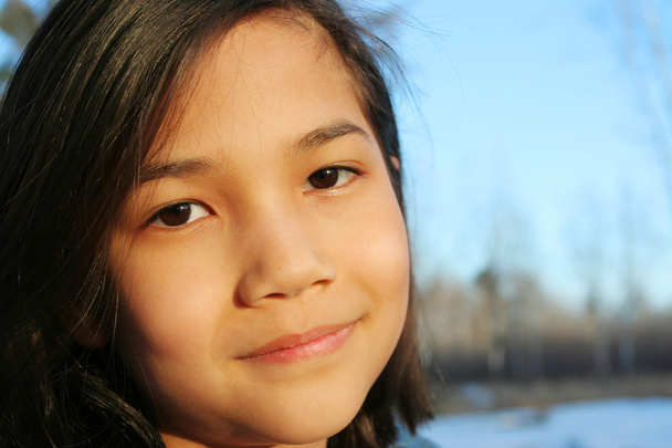 Child outdoors smiling - Foto, Imagem
