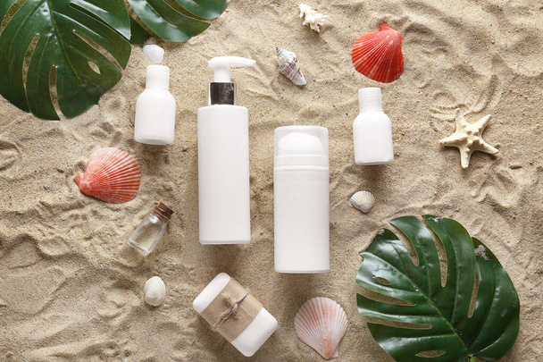 Kosmetik für die Körperpflege auf Sand am Strand - Foto, Bild