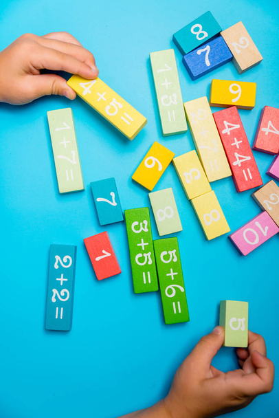 cubi colorati con numeri di mani
 - Foto, immagini