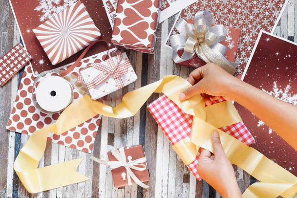Bodegón de envolver cajas de regalo para Feliz Navidad y Feliz
  - Foto, Imagen