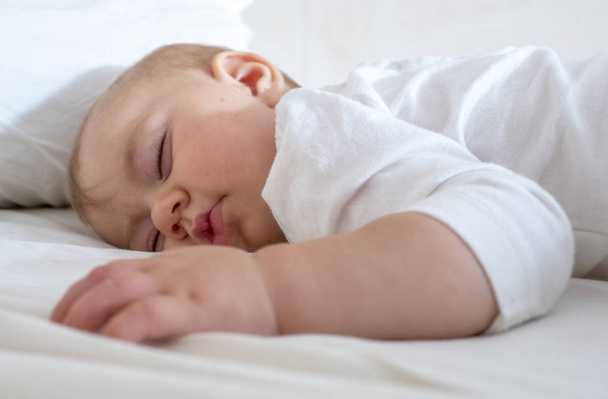 cute baby girl sleeping on bed, close-up - Photo, Image