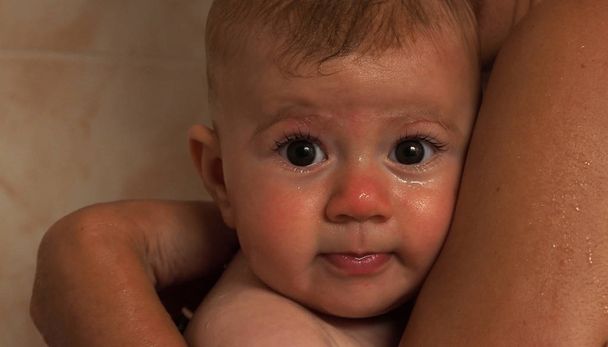 gyengéd pillanat imádnivaló kislány fürdés anyával - Fotó, kép