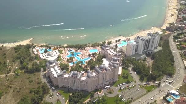Vista aérea de la ciudad de Sunny Beach que se encuentra en la orilla del Mar Negro. Vista superior de playas de arena con muchos edificios hoteleros e infraestructura turística. - Metraje, vídeo
