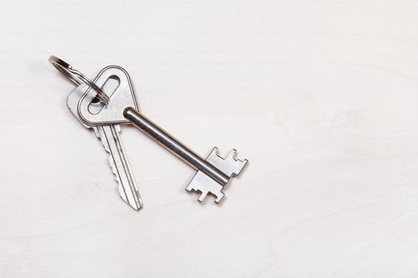 oven avaimet avaimenperä vaalean ruskea pöytä
 - Valokuva, kuva