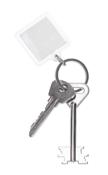 twee sleutels op ring met lege sleutelhanger geïsoleerd - Foto, afbeelding
