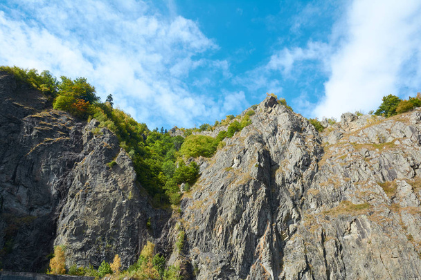 Вид на скелі біля будівництва гідроелектростанцій, водяні роботи Дам Відро на шосе Трансфагараш в Румунії. Гірський ландшафт. - Фото, зображення