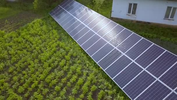 Blauwe zonnepanelen voor schone energie op groen gras. - Video