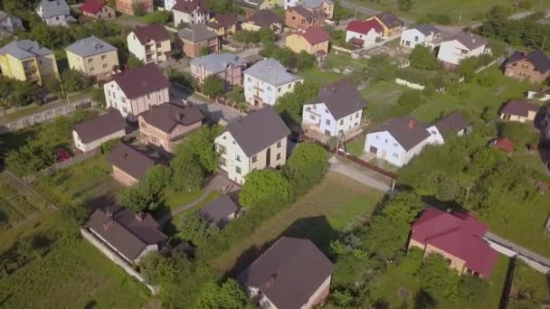 Αεροφωτογραφία της αγροτικής περιοχής σε μια πόλη με κατοικίες και δρόμους από ψηλά. - Πλάνα, βίντεο