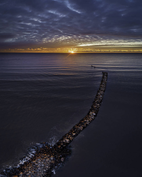 δραματικό ηλιοβασίλεμα πάνω από τη θάλασσα, φύση έννοια ομορφιά - Φωτογραφία, εικόνα