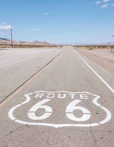 Panneau de la Route 66 sur désert vide, Amboy en Californie, USA
 - Photo, image