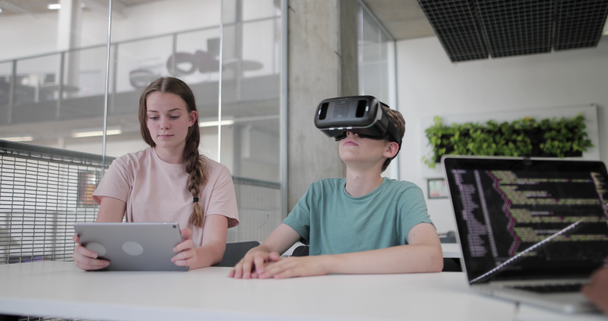 Estudiantes de secundaria usando auriculares VR en clase
 - Metraje, vídeo