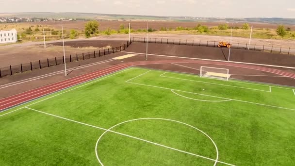 Luftschrägflug vom neuen Fußballplatz und Außensportplatz - Filmmaterial, Video