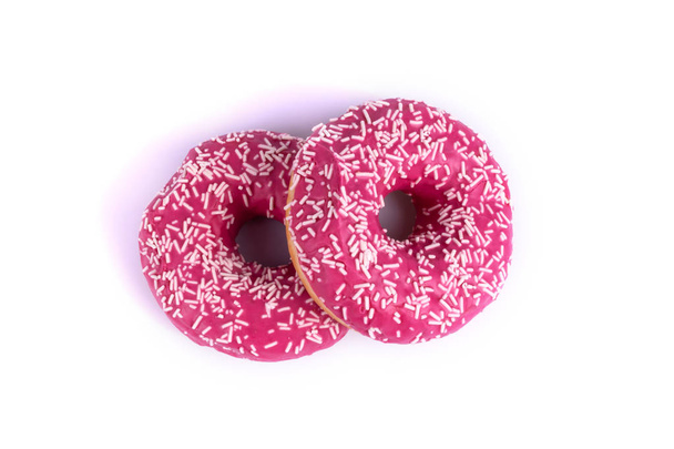 auf weißem Hintergrund zeigt eine Nahaufnahme Donuts, einer liegt auf dem E - Foto, Bild