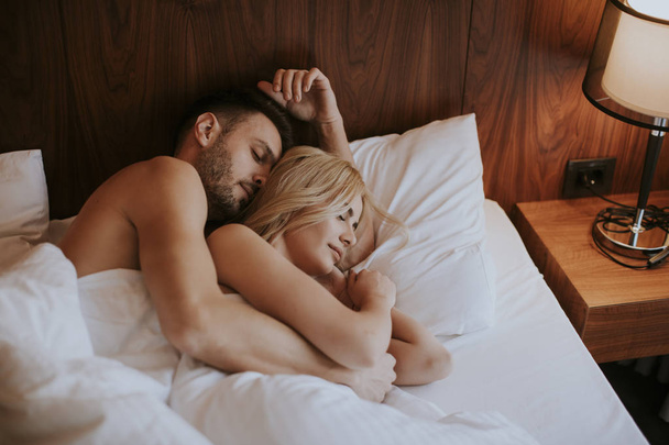 Ihana nuori pari halailemassa sängyllään kotona
 - Valokuva, kuva