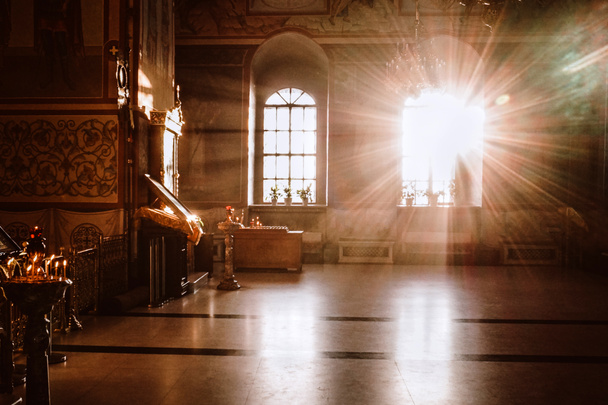 kirkon sisällä uskonnon valo
 - Valokuva, kuva