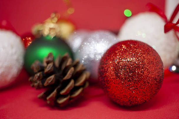 Noel arkaplanı. Kırmızı arka planda Noel süslemeleri. Yeni yıl oyuncakları yakın plan.. - Fotoğraf, Görsel